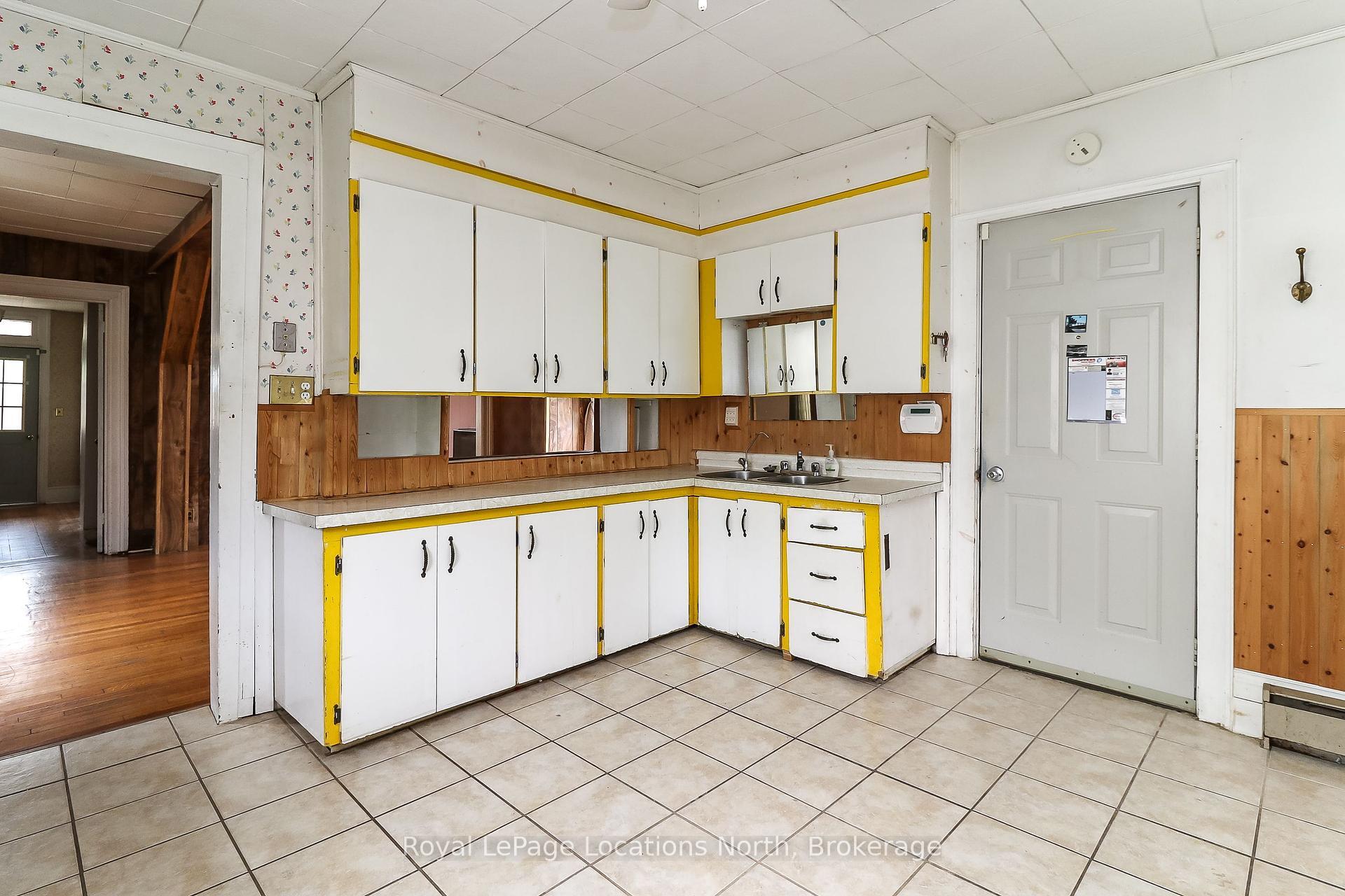 Property Photo:  252 Simcoe Street  ON L9Y 1J3 