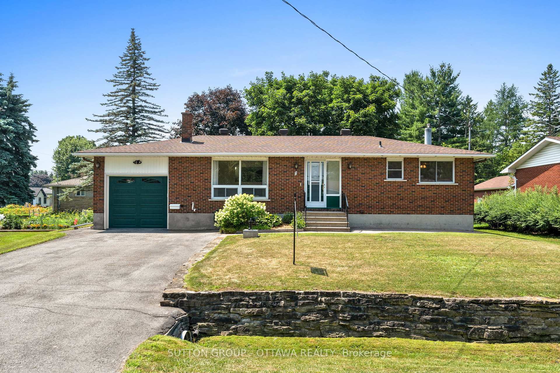 Property Photo:  15 Lennox Street  ON K0A 2Z0 