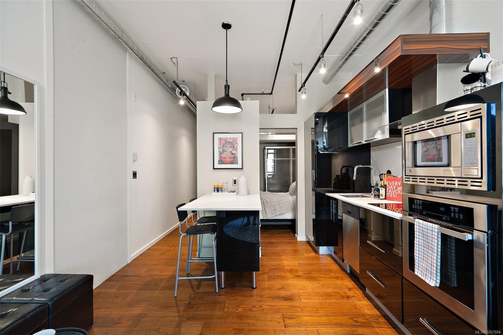 Property Photo: 1029 View St 511 BC V8V 4Y3