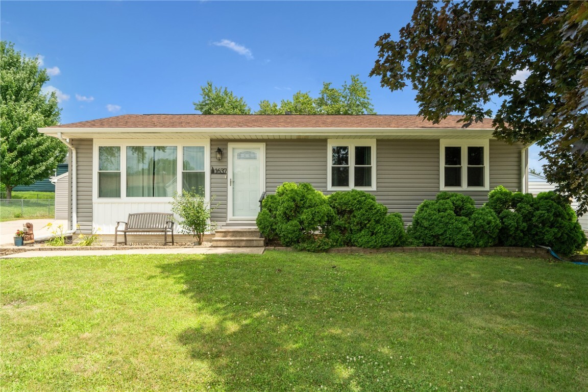 Property Photo:  1637 Elaine Drive NW  IA 52405 