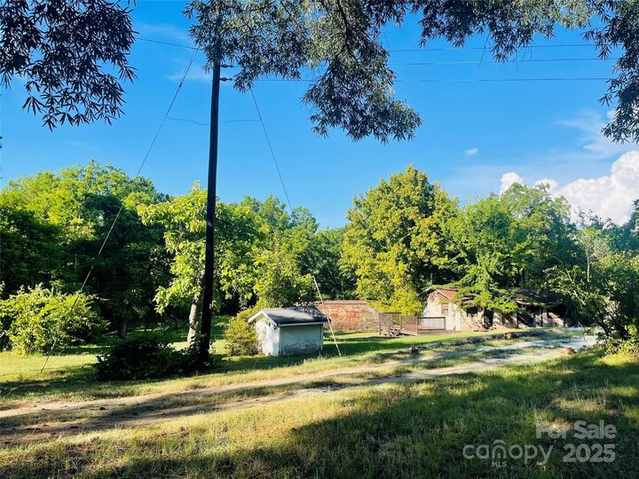 Property Photo: 2639 Wildlife Road NC 28214