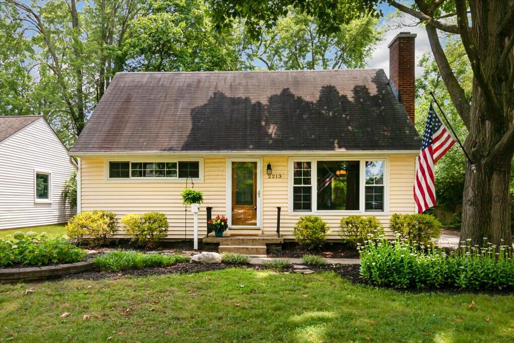 Property Photo: 2213 Bristol Road OH 43221