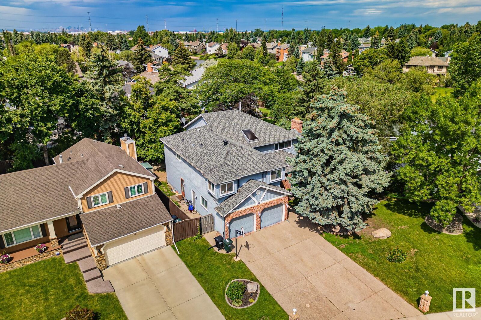 Property Photo:  122 Village Downs  AB T8A 4L6 