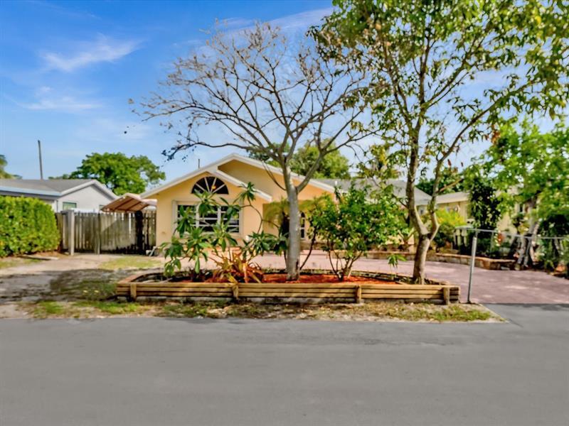 Property Photo: 2630 SW 13th St FL 33312