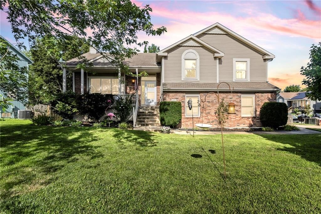 Property Photo:  662 N Oak Street  KS 66030 