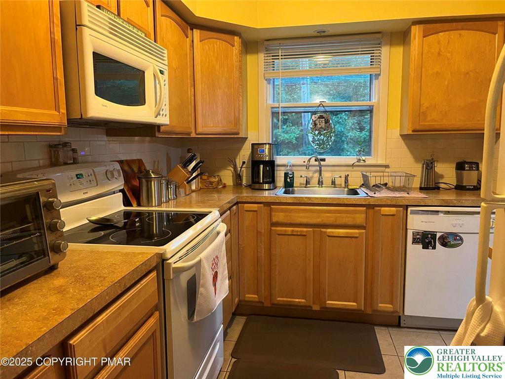 Property Photo: 1256 Chateau Drive PA 18302