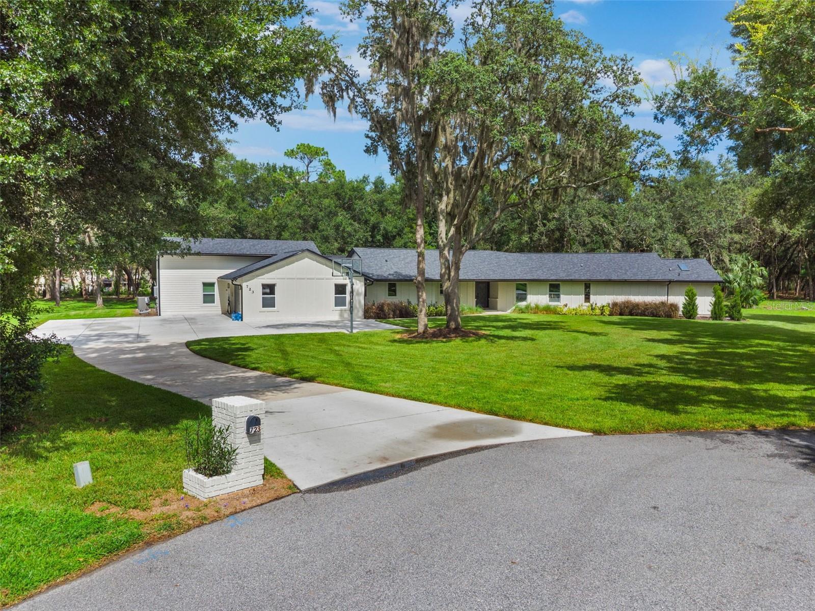 Property Photo: 723 Calico Court FL 32708