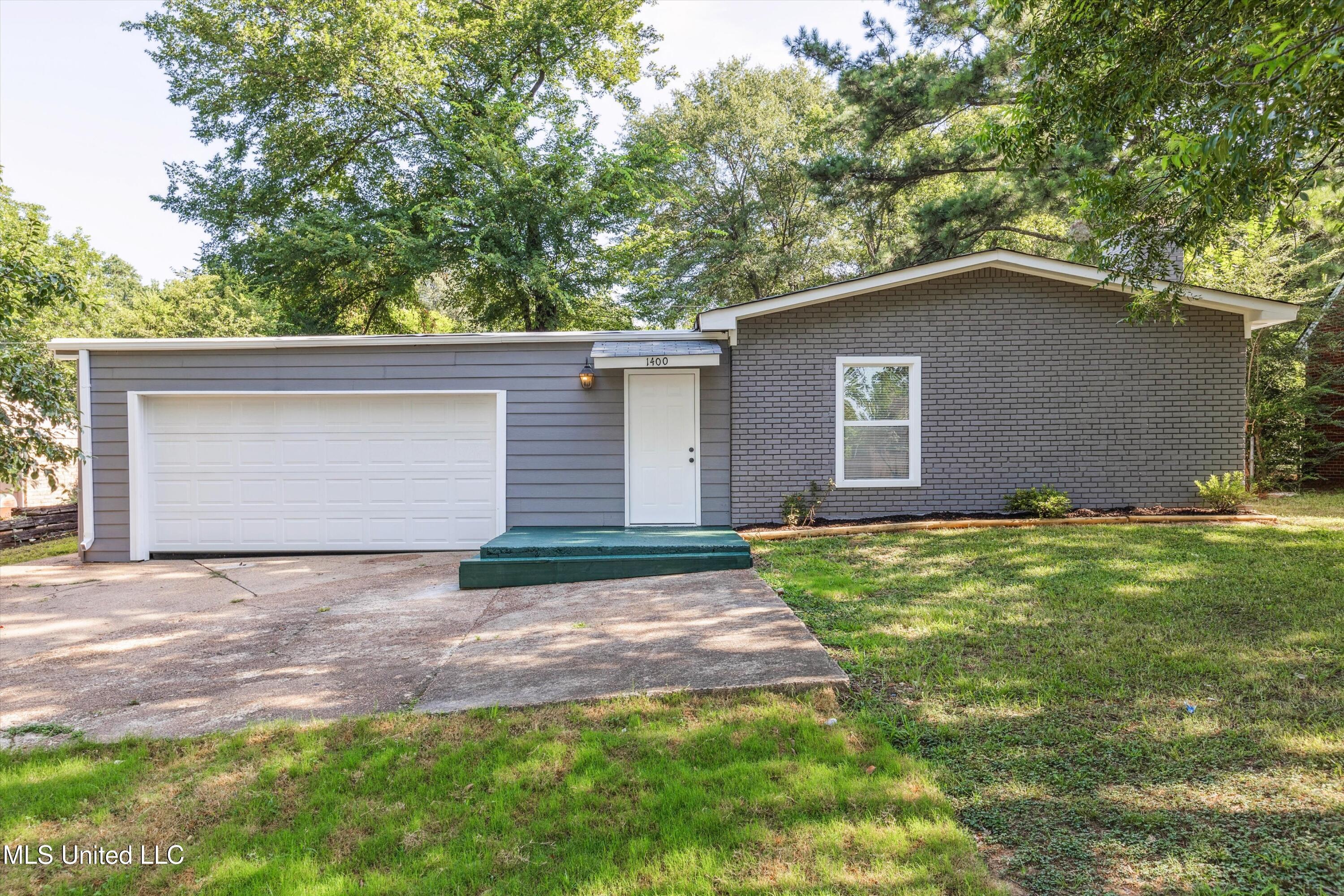 Property Photo: 1400 Staunton Drive MS 38671