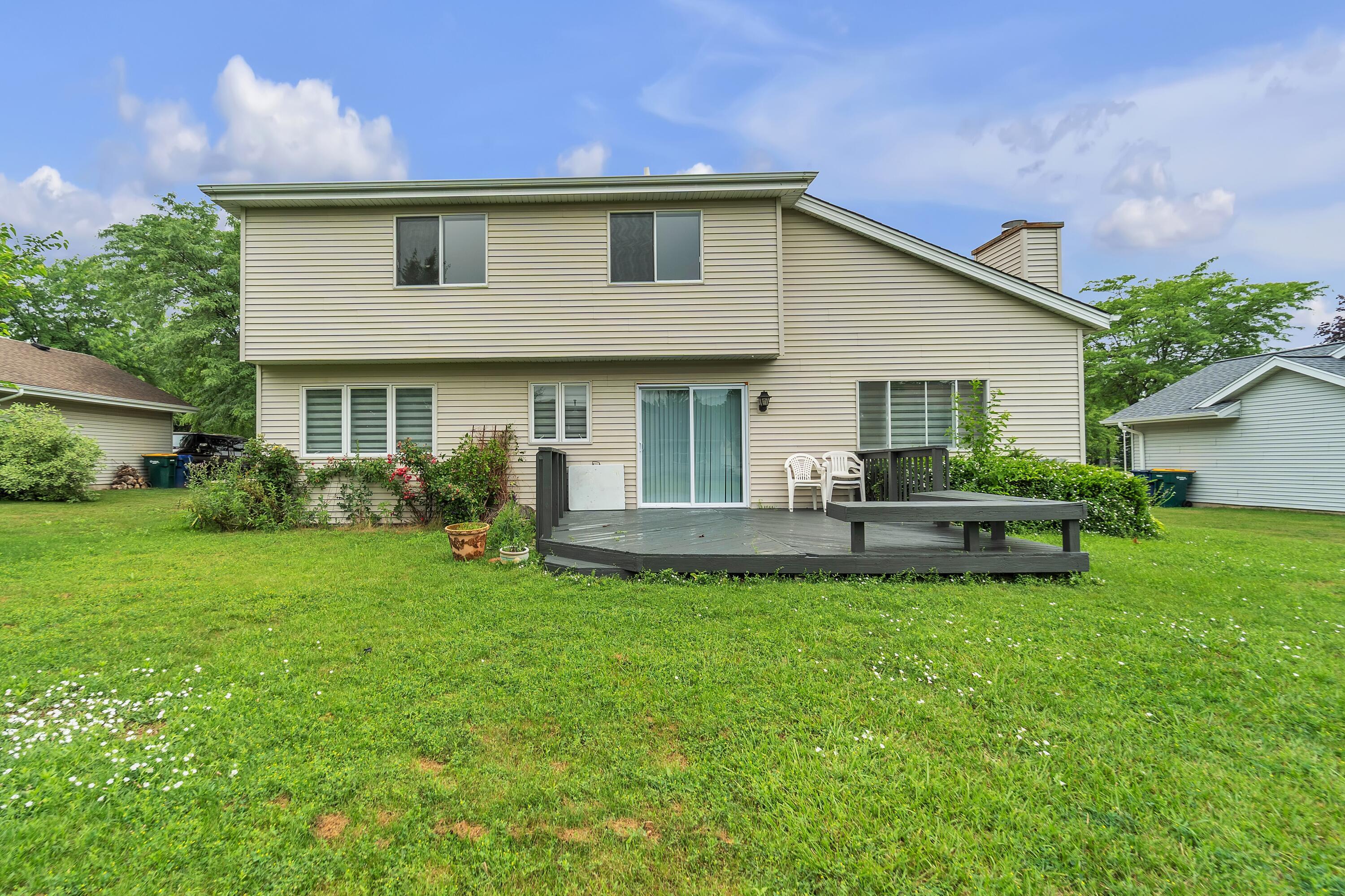 Property Photo:  711 E Mary Ln  WI 53154 