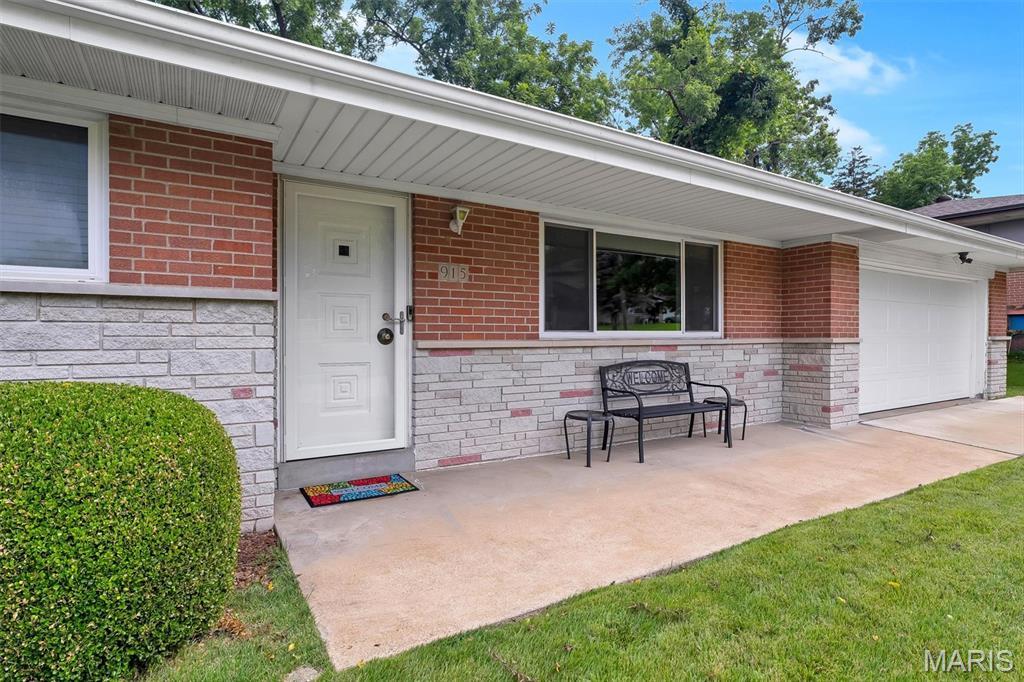 Property Photo: 915 Deandell Avenue MO 63135