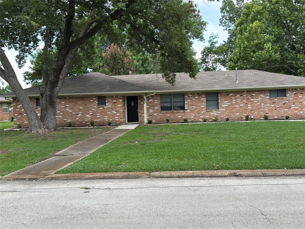 Property Photo: 1614 Comanche Trail TX 75043