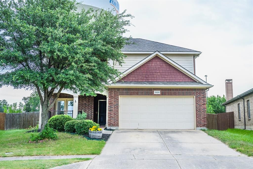 Property Photo: 1929 Frosted Willow Lane TX 76177
