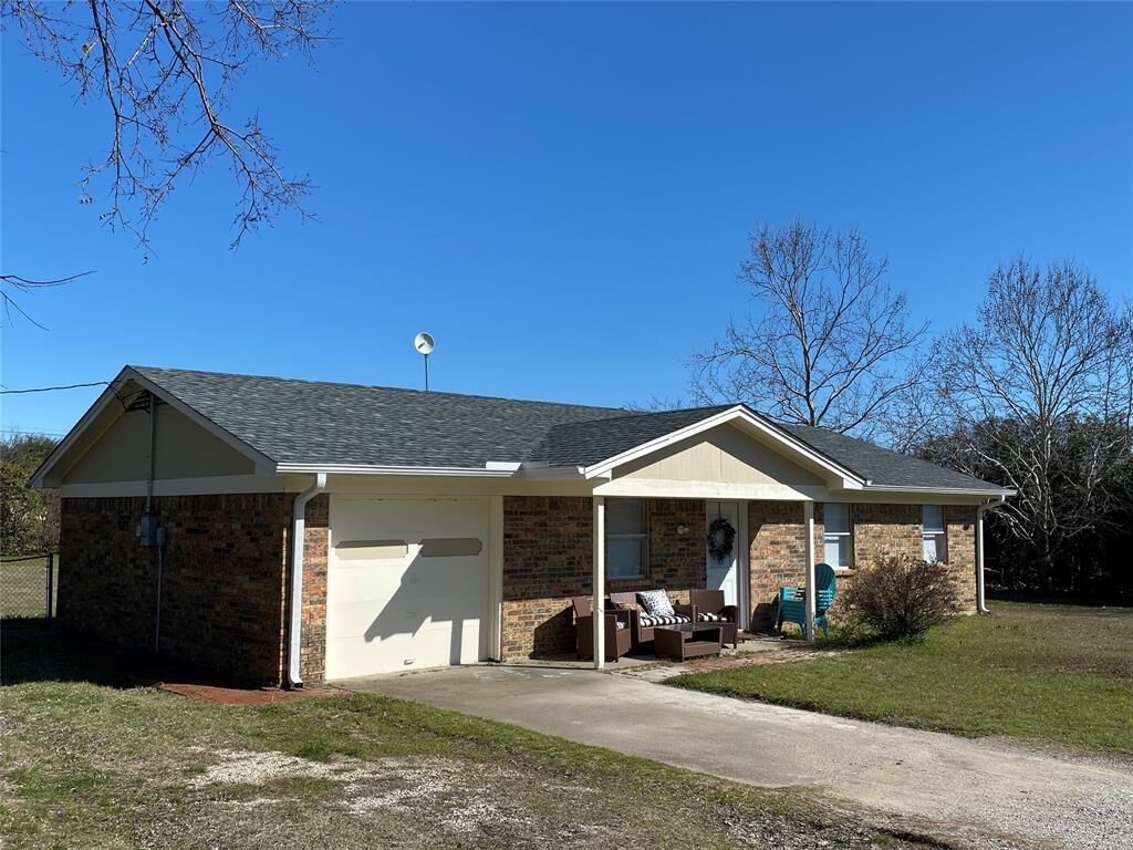 Property Photo: 230 Oak Court TX 76078