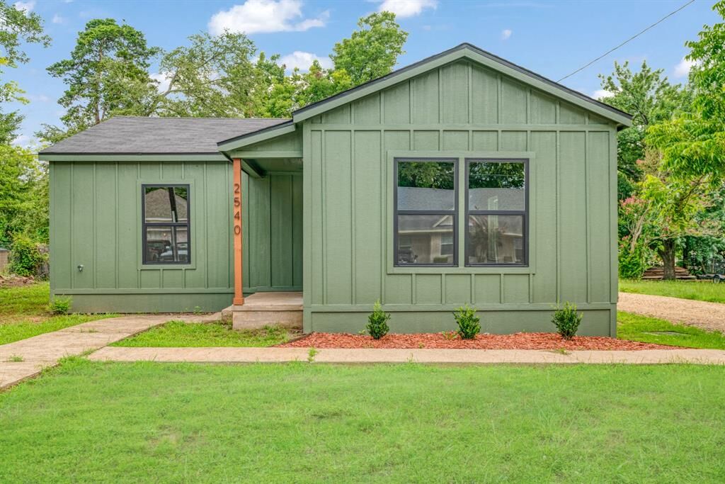Property Photo:  2540 E Price Street  TX 75460 
