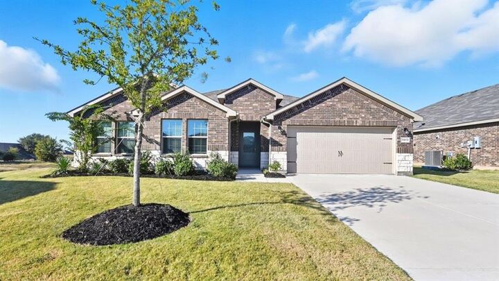 Property Photo:  1913 Heritage Court  TX 76033