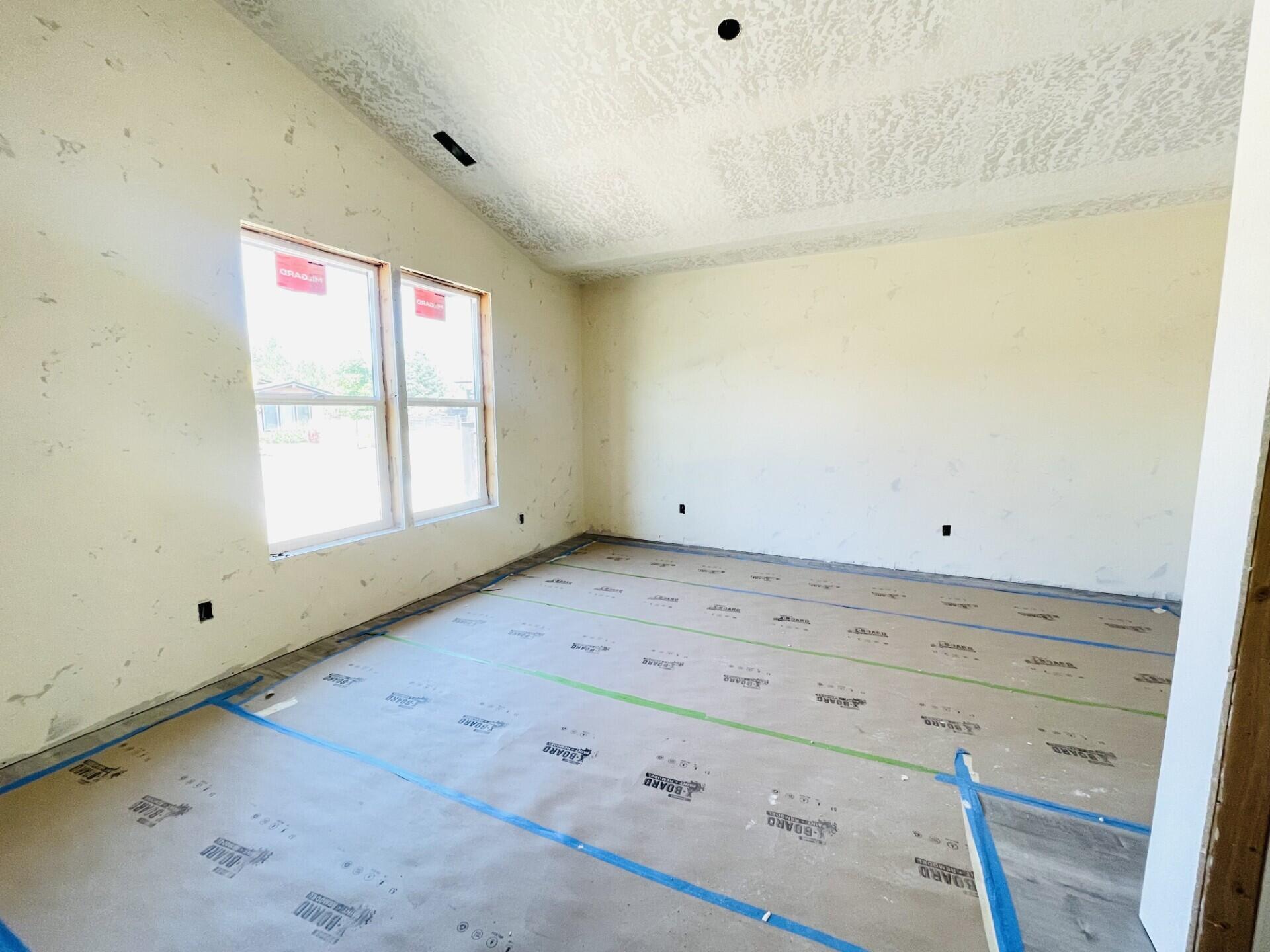 Property Photo: 411 E Diamond Peak Avenue OR 97759