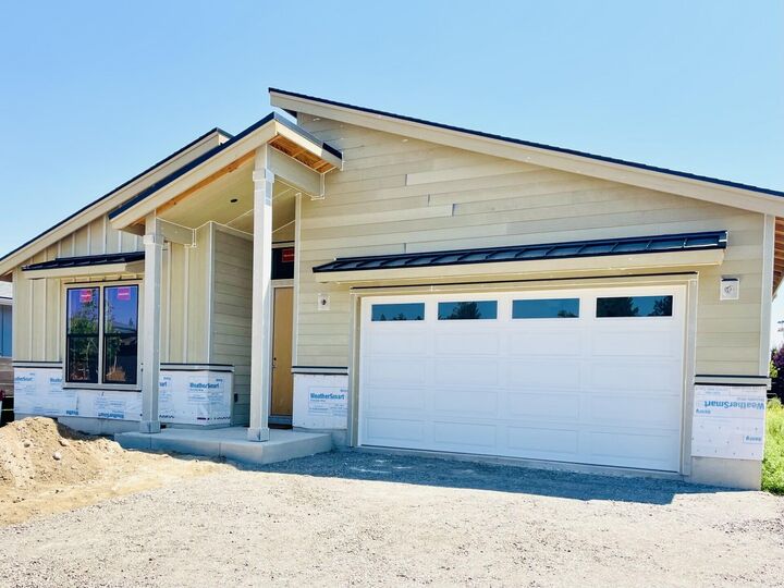 Property Photo: 411 E Diamond Peak Avenue OR 97759