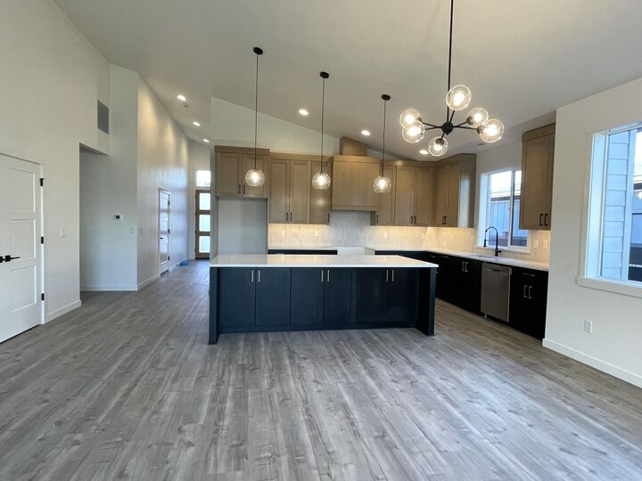 Property Photo:  411 E Diamond Peak Avenue  OR 97759 