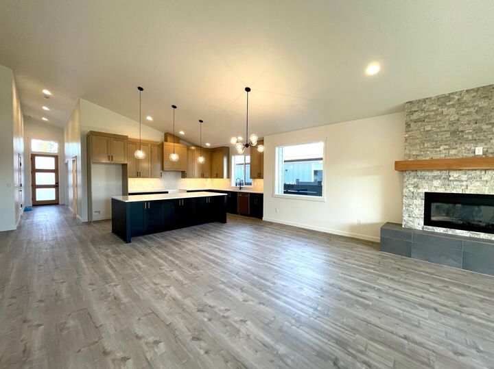 Property Photo:  411 E Diamond Peak Avenue  OR 97759 