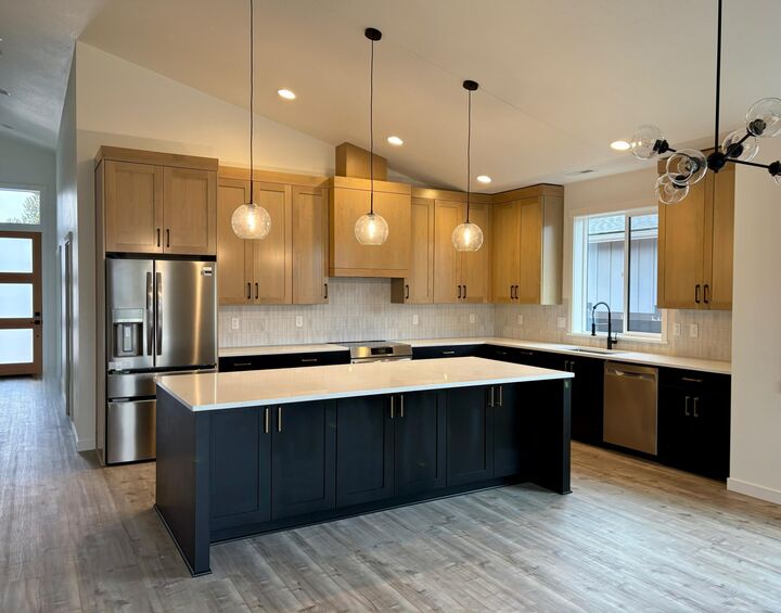 Property Photo:  411 E Diamond Peak Avenue  OR 97759 