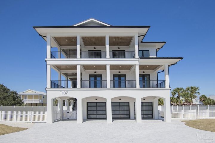 Property Photo: 1107 Via Deluna Dr FL 32561