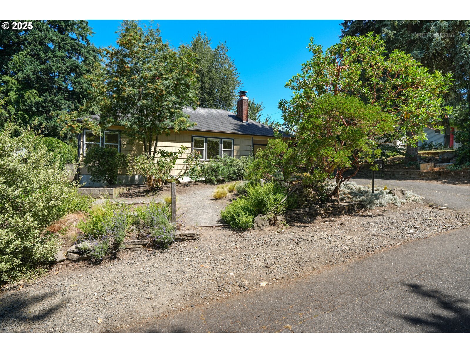 Property Photo:  4131 SW Marigold St  OR 97219 