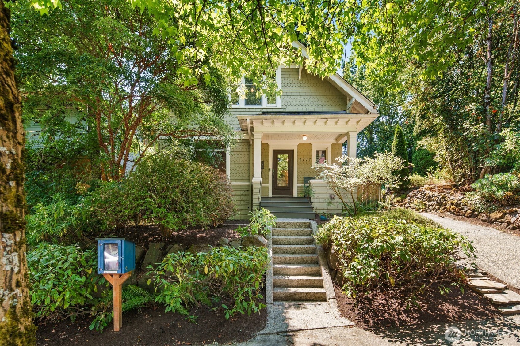 Property Photo:  2415 E  Spring Street  WA 98122 
