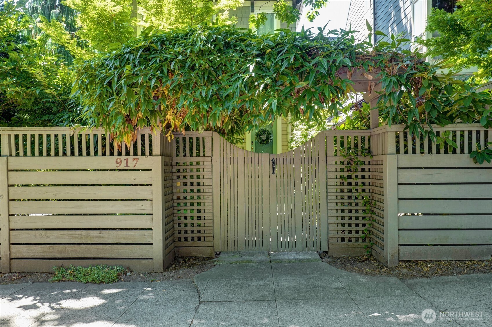 Property Photo:  917  18th Avenue C  WA 98122 