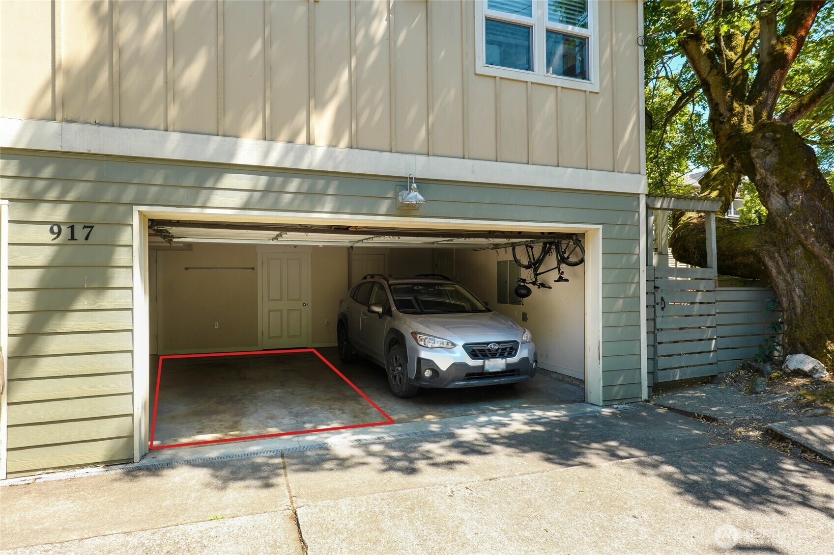 Property Photo: 917 18th Avenue C WA 98122