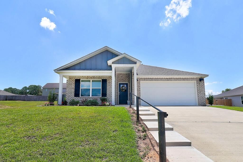 Property Photo: 201 Mairead AL 36301