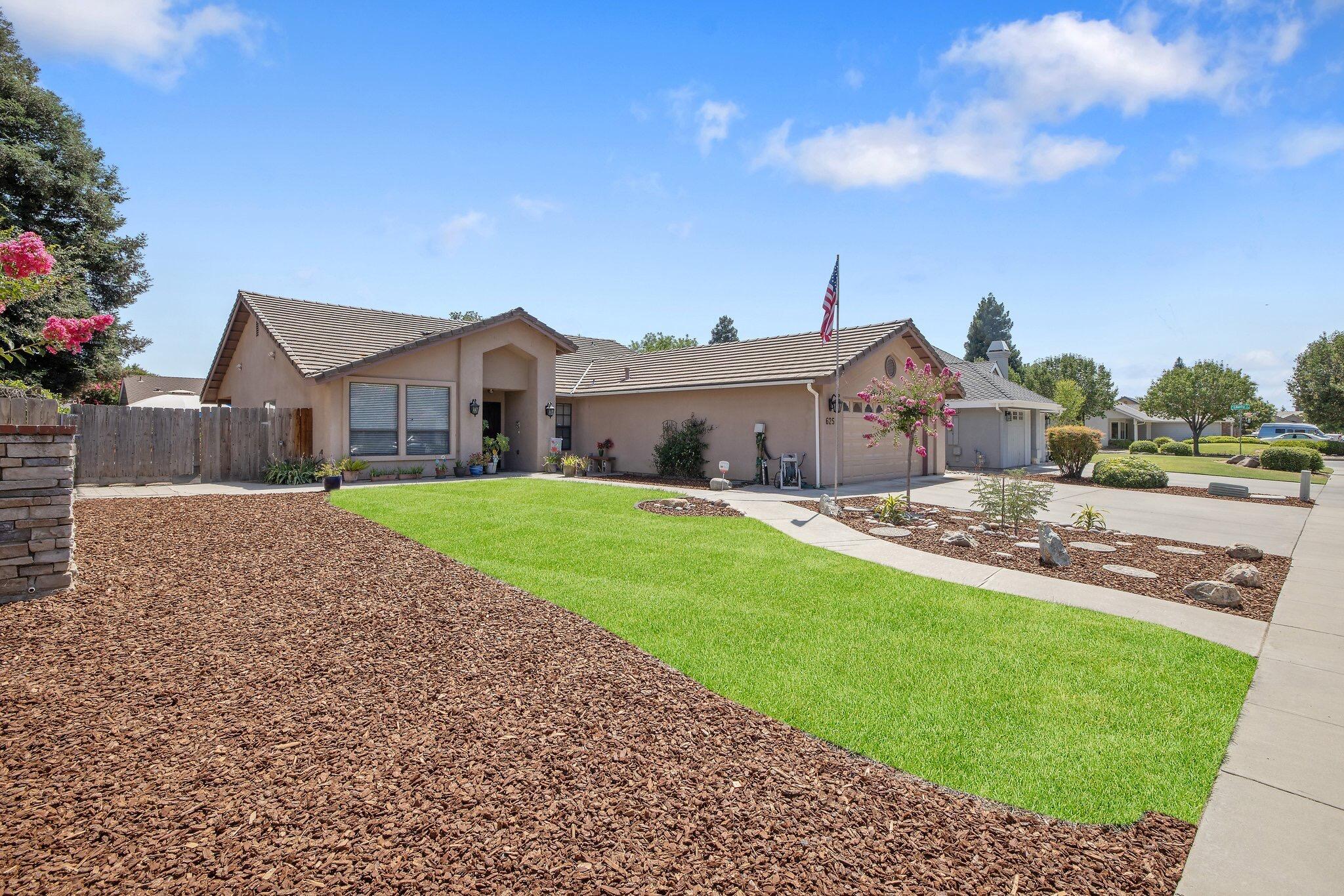 Property Photo: 625 E Ferguson Avenue CA 93292
