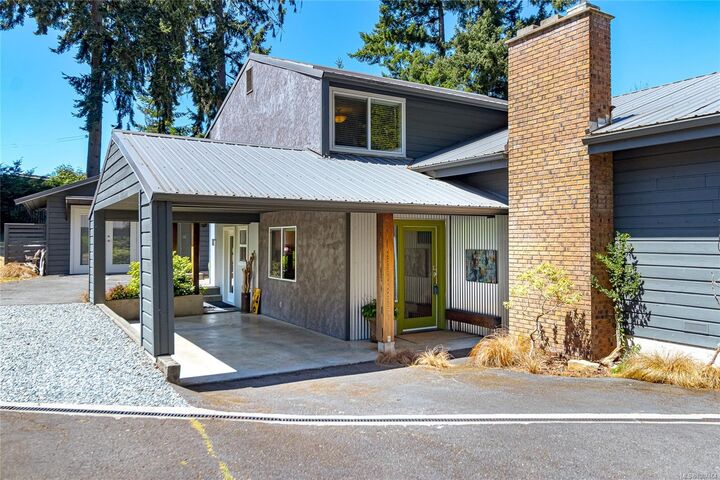 Photo de la propriété:  6496 Wicks Rd  BC V9L 5V3 