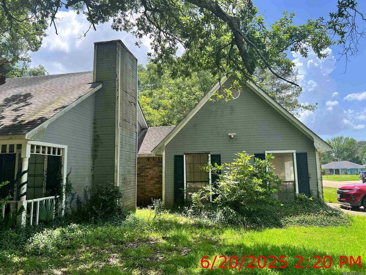 Property Photo:  3553 W Wendover Dr  LA 70814 
