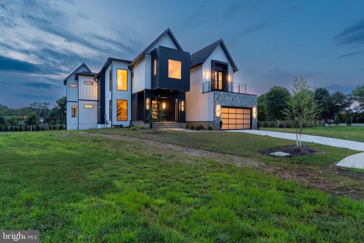 Property Photo: 104 Mashie Court SE VA 22180