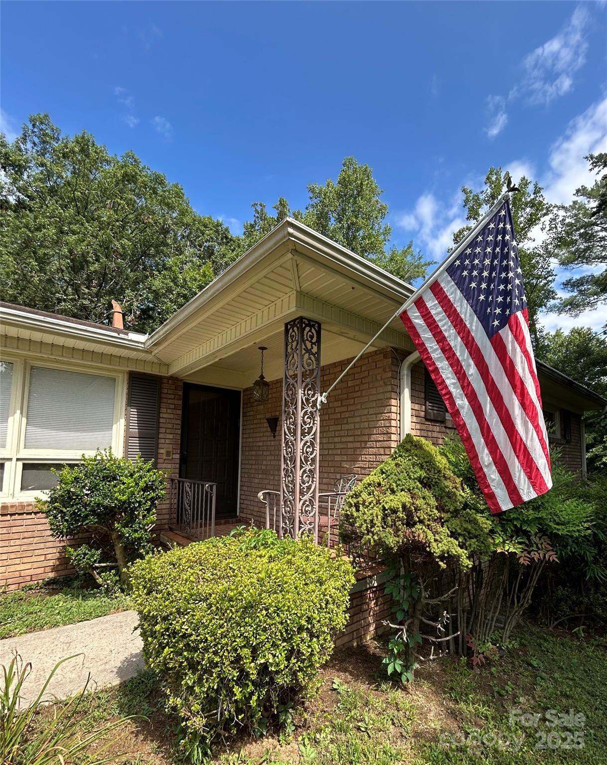 Property Photo: 3321 Hollyhill Circle NC 28690