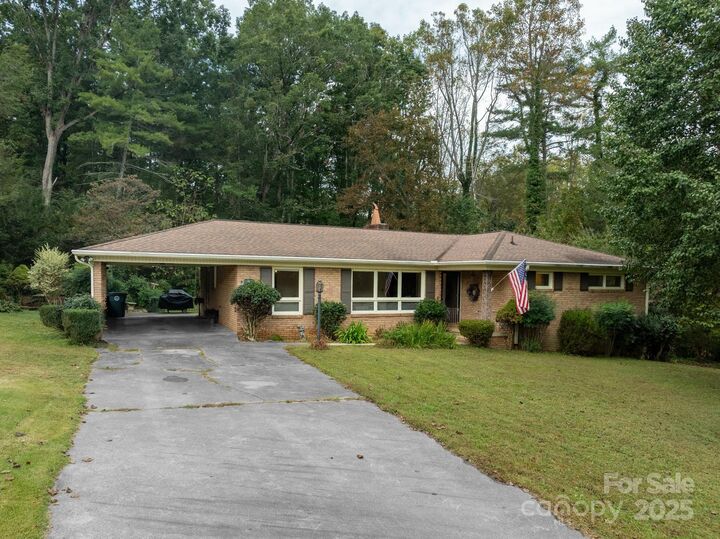 Property Photo: 3321 Hollyhill Circle NC 28690