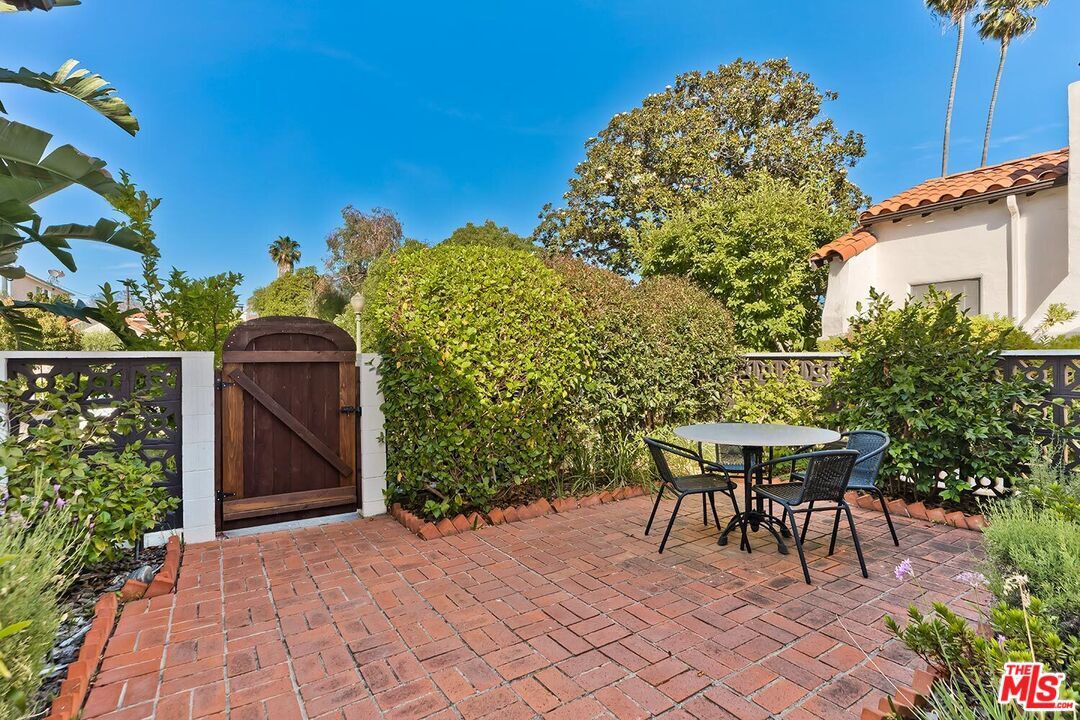 Property Photo: 1911 Camden Ave CA 90025