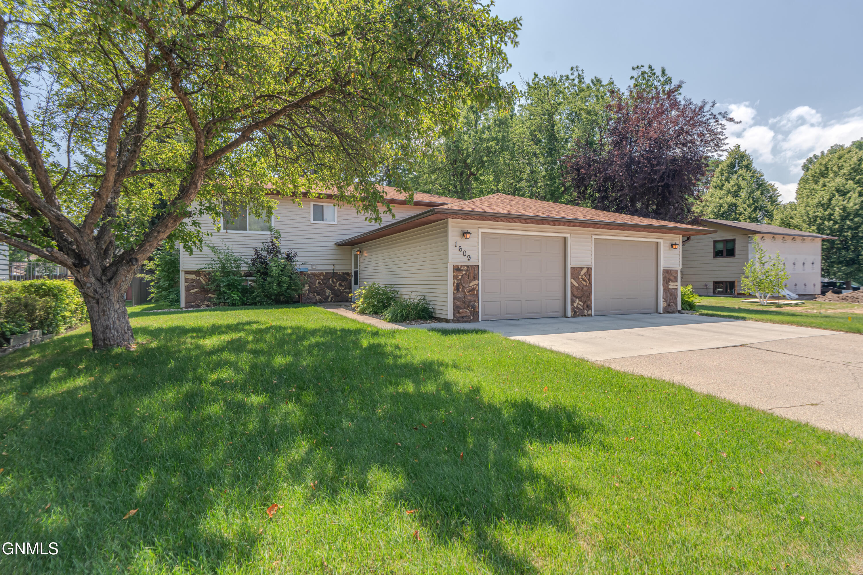 Property Photo:  1609 Cologne Drive  ND 58504 