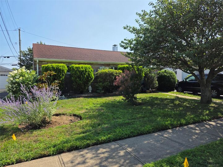 Property Photo:  8 Reading Lane  NY 11714 