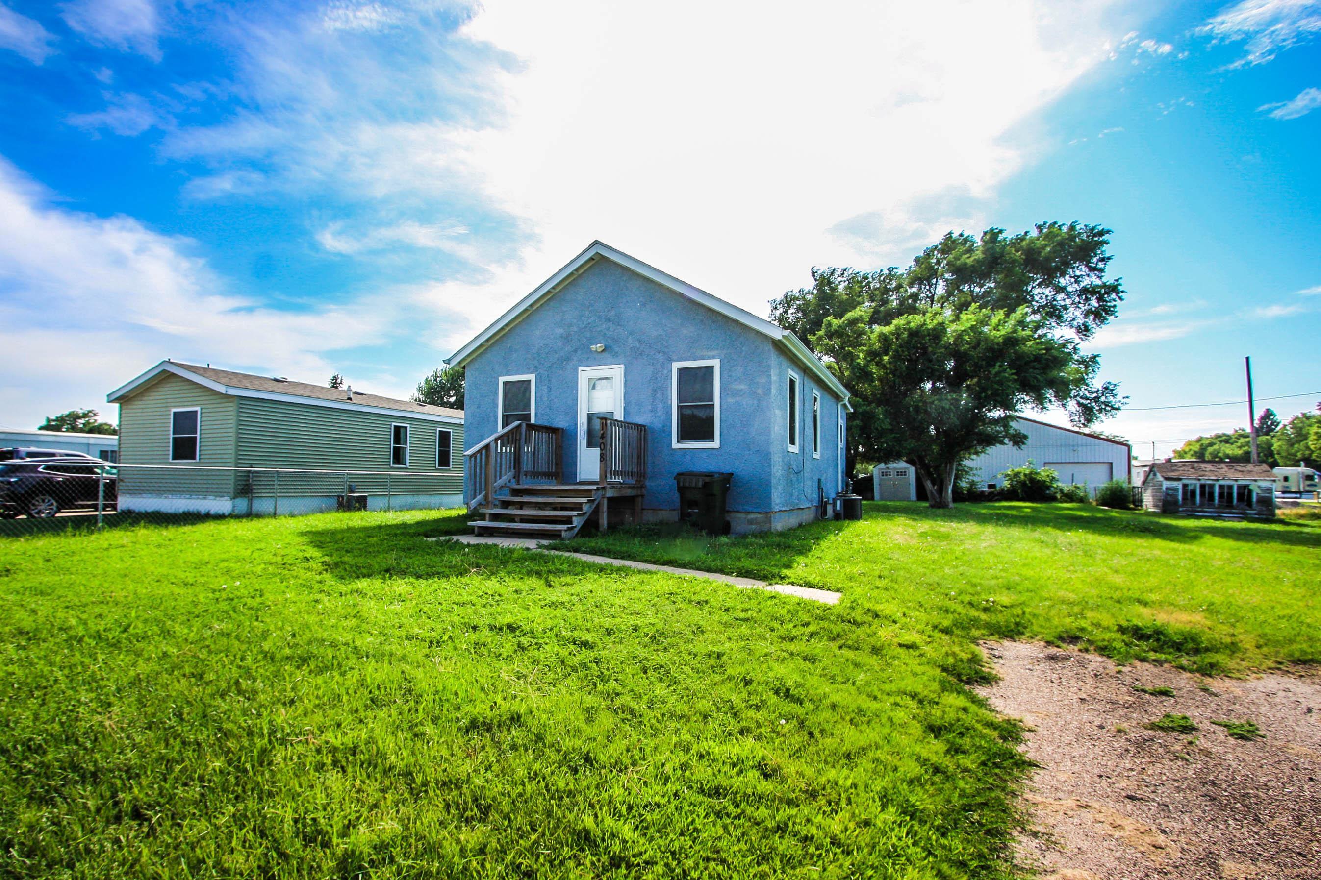 Property Photo: 1408 N Sheridan NE 69101