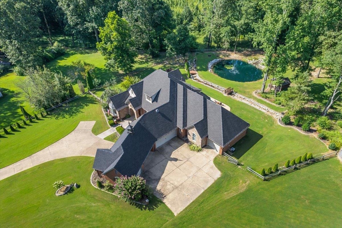 Property Photo: 325 Woodsedge Dr TN 38028