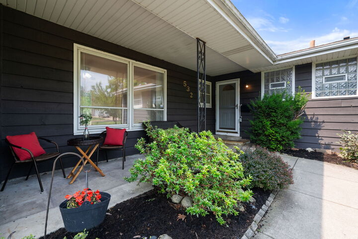 Property Photo: 532 Apache Lane IL 60188