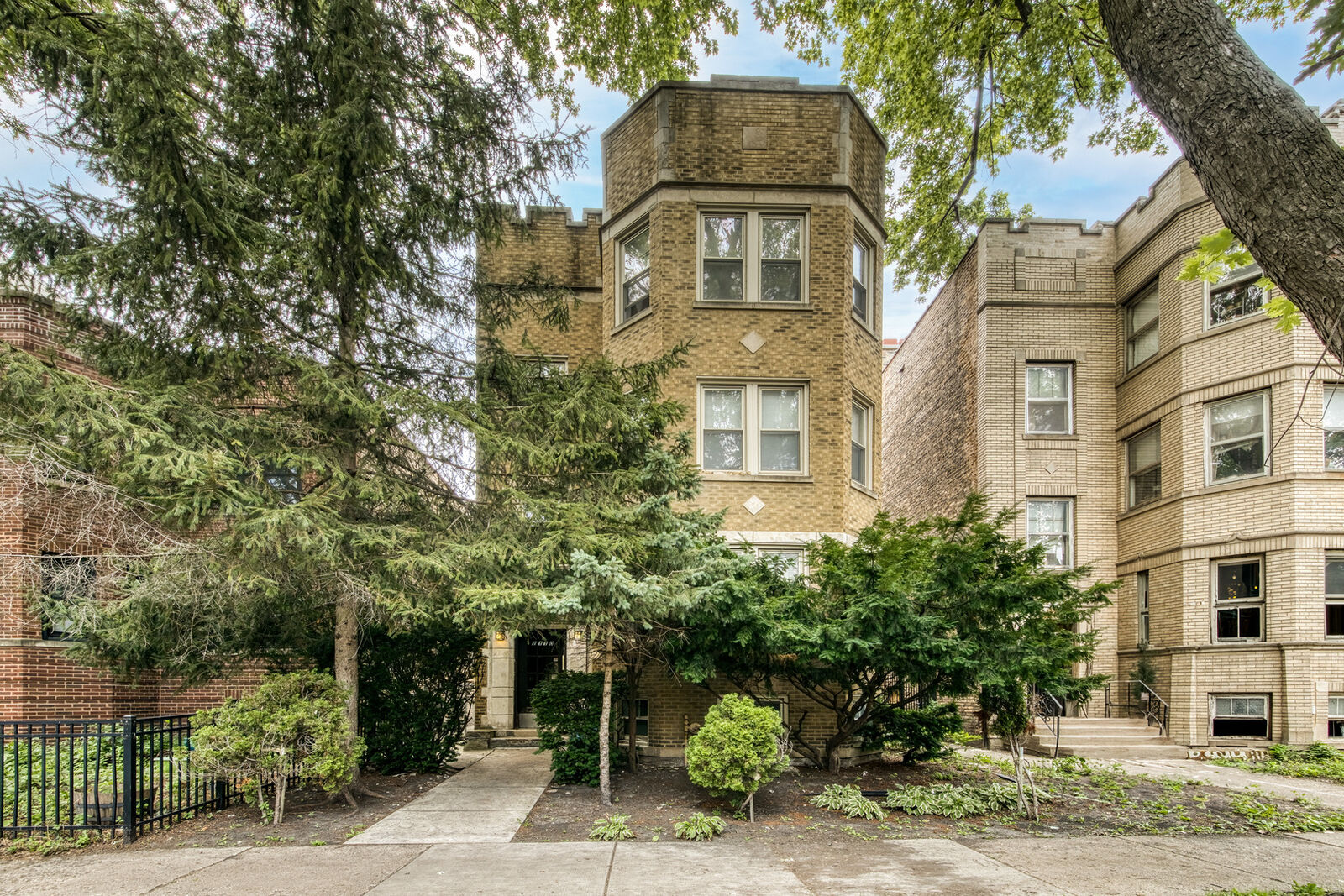 Property Photo: 2110 W Arthur Avenue IL 60645