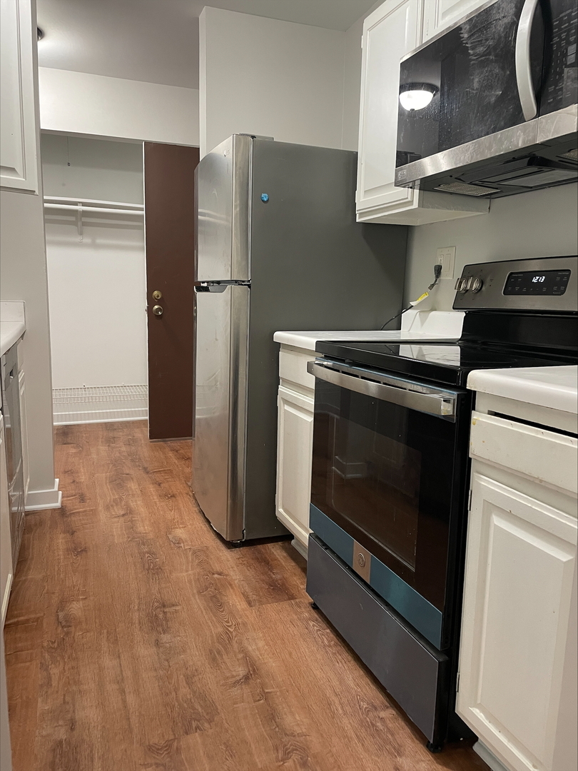 Property Photo:  1813 Hemlock Place 206  IL 60173 