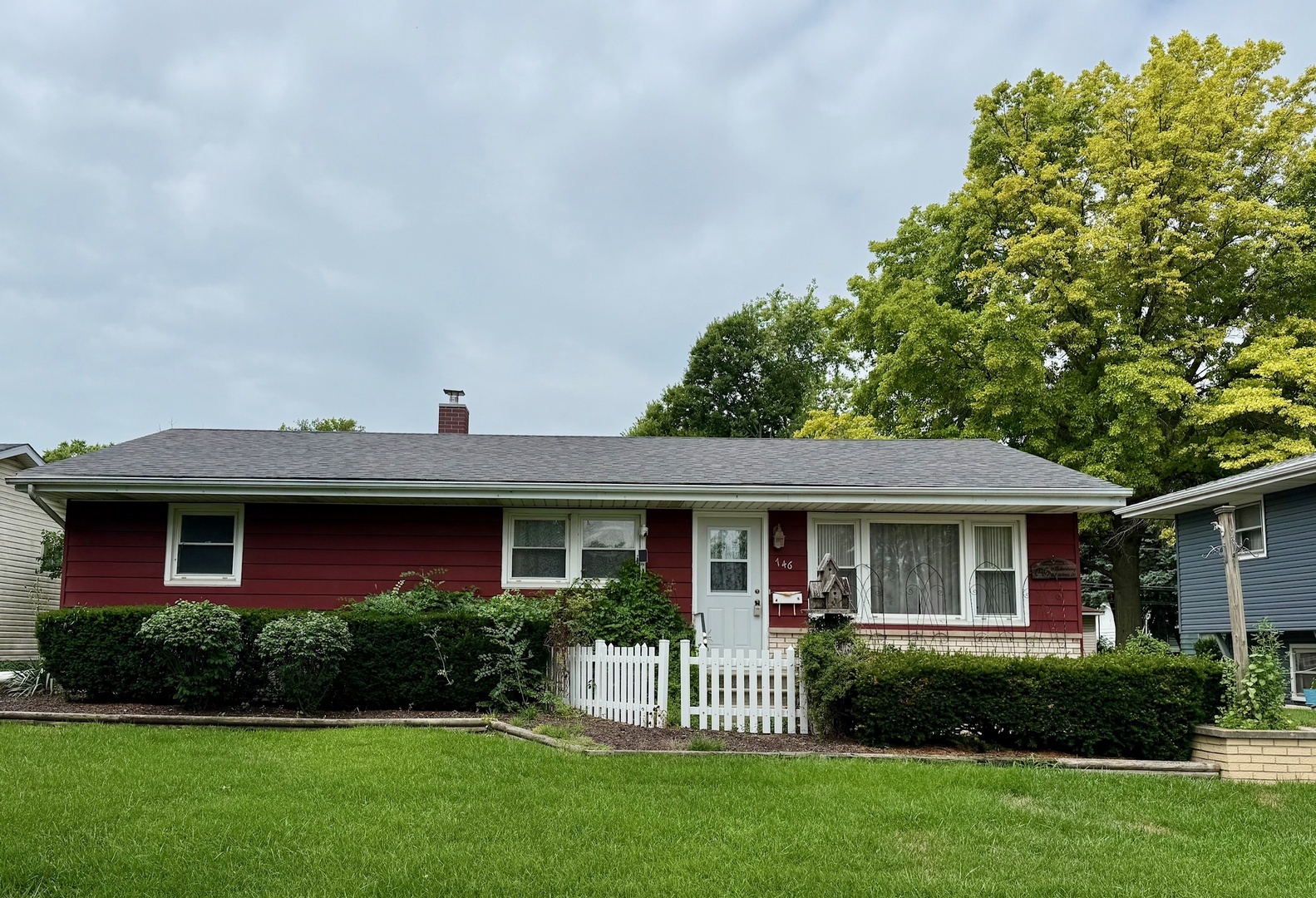 Property Photo:  746 N Edgelawn Drive  IL 60506 