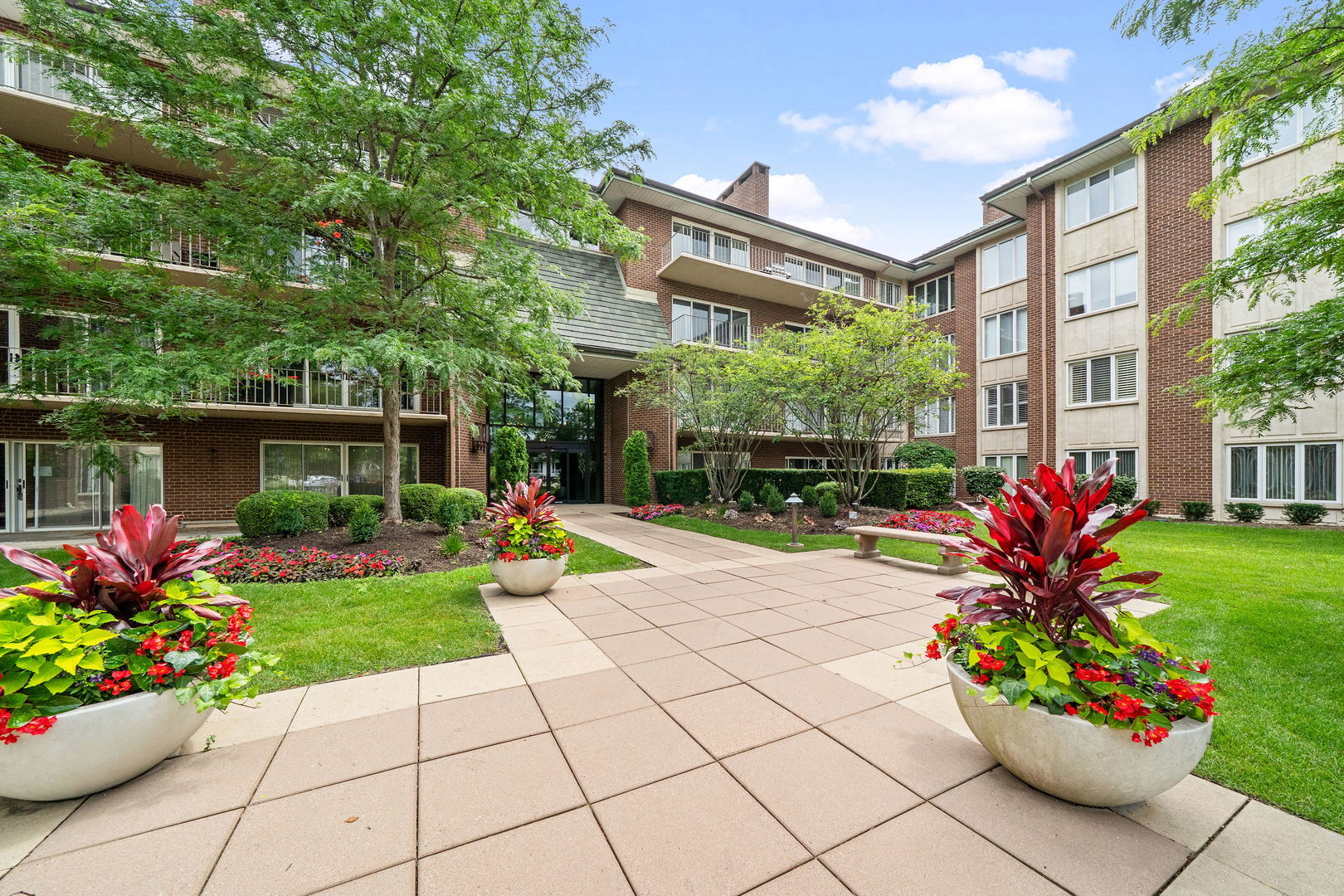 Property Photo: 5 Oak Brook Club Drive N303 IL 60523