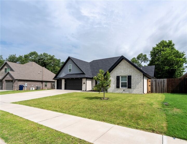 Property Photo:  301 Grand Court  AR 72761 