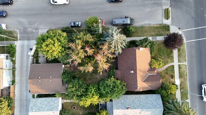Property Photo: 1402 4 Street NW AB T2M 2Y9