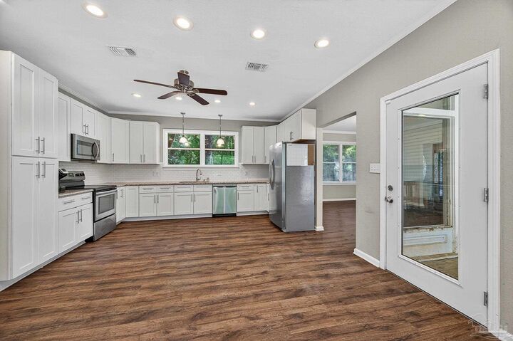 Property Photo: 921 Lisa Hill Dr FL 32533