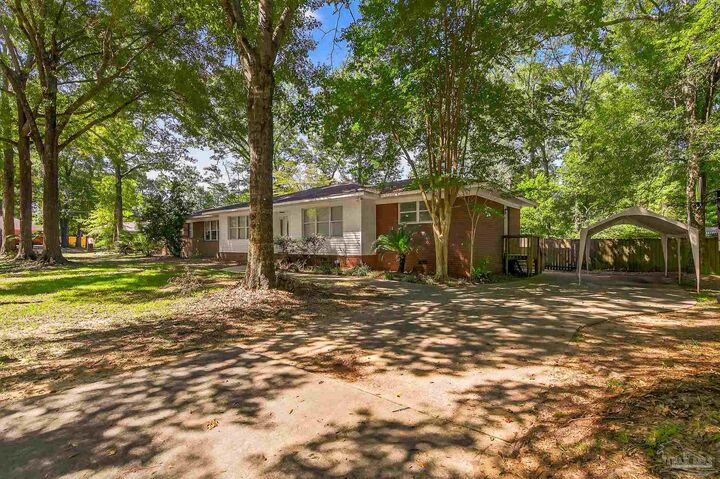 Property Photo:  921 Lisa Hill Dr  FL 32533 